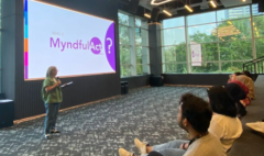 Myndfulact membawakan kelas mindfulness