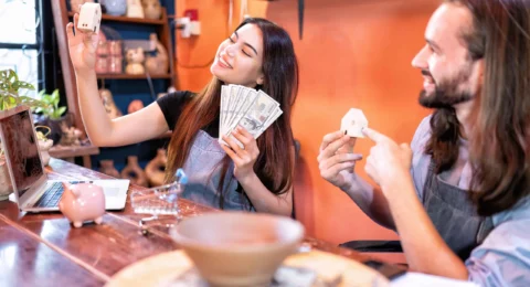 couple-pottery-owner-successful-small-business-got-2024-10-18-05-53-51-utc_11zon