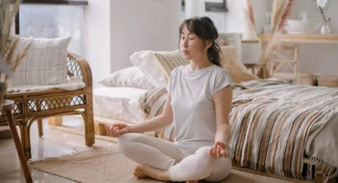 portrait-young-woman-sitting-bed-home (1)